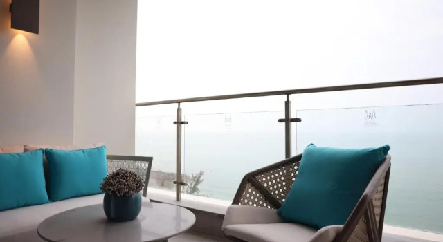 Четырёхместный номер Deluxe с балконом и с видом на океан Sheraton Beihai Resort