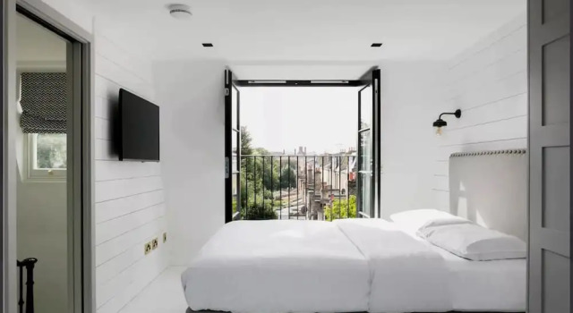 4 Bedroom Town House in Shepherd’s Bush, Забронировать Отель Хаммерсмит и Фулхэм Лондон, рядом с Лондонский парк аттракционов КидЗания