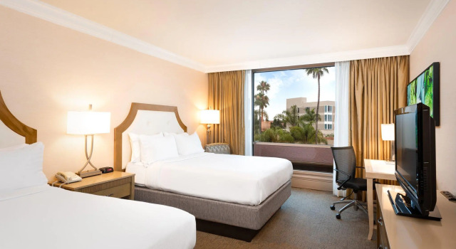 Четырёхместный номер Standard DoubleTree by Hilton San Diego Bayside