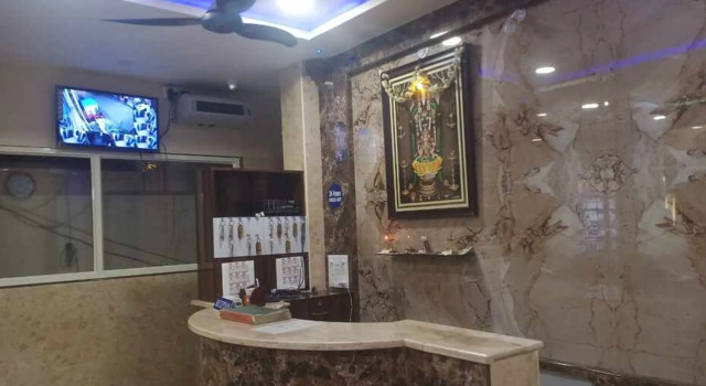 Hotel Poojith Grand, Забронировать Отель Тирупати штат Андхра-Прадеш, рядом с Центральный автобусный вокзал APSRTC
