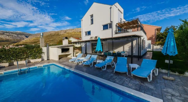 Коттедж с 3 комнатами Modern holiday apartment with pool in Podstrana near Split
