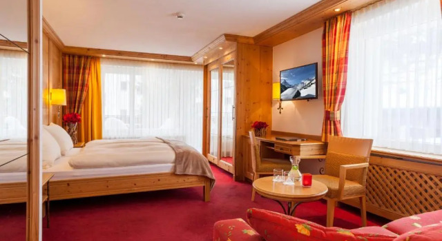 Трёхместный номер Standard с балконом Hotel Holiday