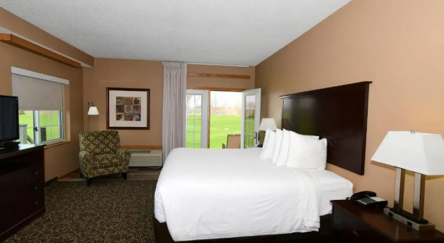 Люкс Standard Cobblestone Inn & Suites - Denison | Majestic Hills