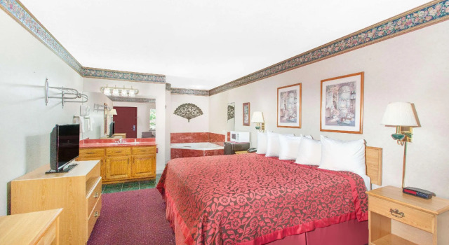 Двухместный люкс с видом на окрестности Days Inn by Wyndham Eureka Springs
