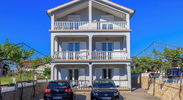Apartments Klara, Prenota Appartamento Hotel a Isole Quarnerine con parcheggio, Parcheggio