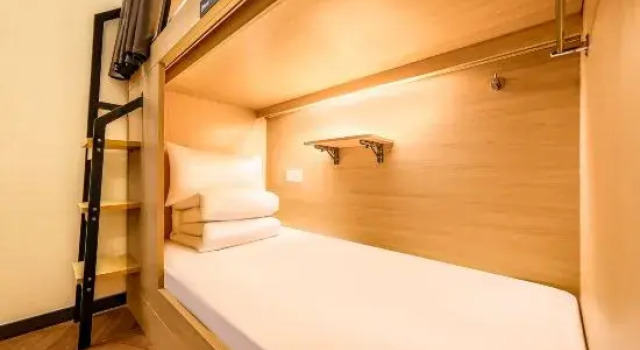 Кровать в общем номере (мужской номер) Xian Sky Garden Rooftop Social Hostel - Steps from Bell Tower & Food St - 24H Front Desk - EnglishFriendly