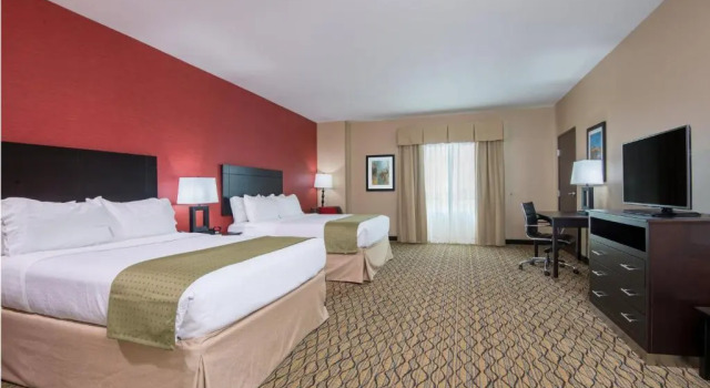 Четырёхместный номер Standard Holiday Inn Salina by IHG