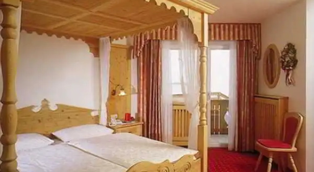 Hotel La Pineta, Забронировать Отель СПА-отели Сельва-ди-Валь-Гардена, рядом с Горнолыжный курорт Валь-Гардена, SPA-услуги