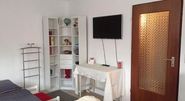 1 Zimmer Appartment im Basement links 108 A, Забронировать Отель Отели в центре Хольцминден, в центре