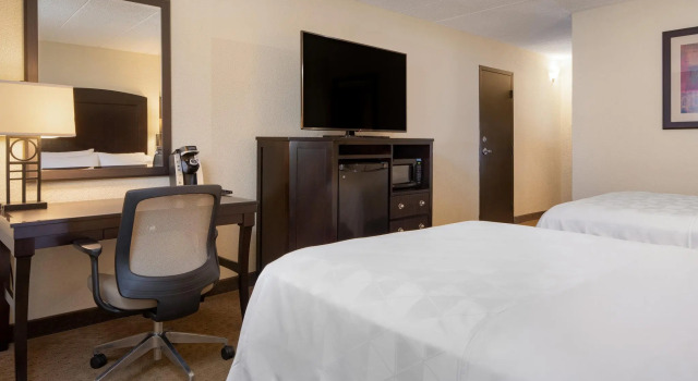 Четырёхместный номер Standard Holiday Inn and Suites Charleston West by IHG