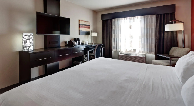 Четырёхместный номер Standard Holiday Inn Express Northwest Maize by IHG