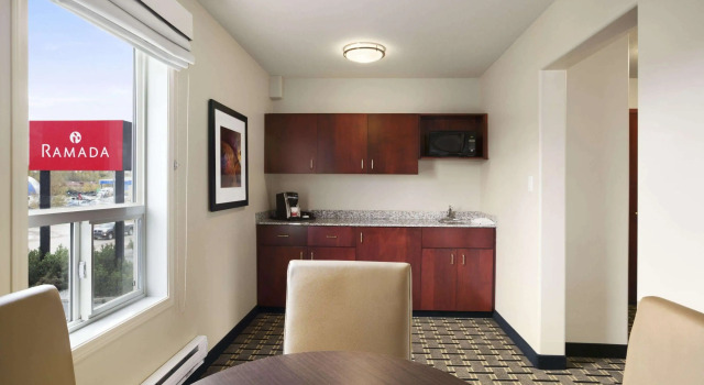 Ramada by Wyndham Edson, Book Hotel Hoteller i Edson med parkering, Parkering