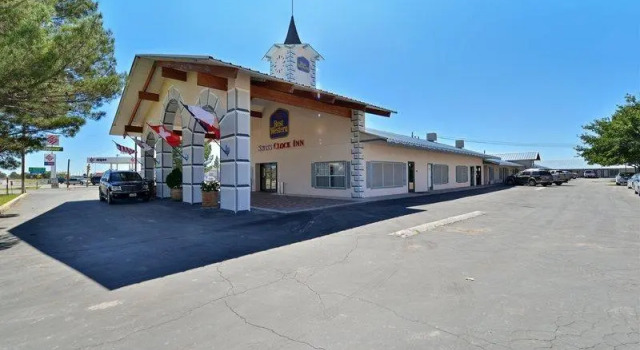Кровать в общем номере Best Western Swiss Clock Inn