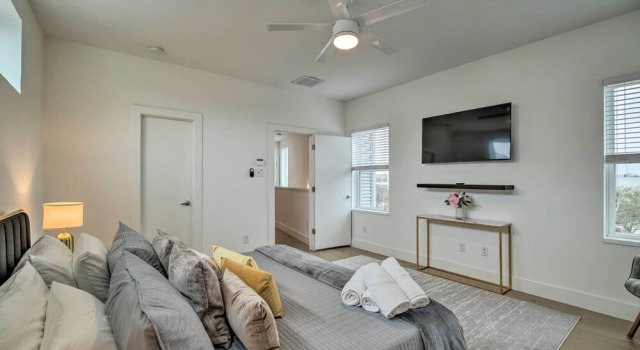 Downtown Houston Townhome w/ Balcony + Yard!