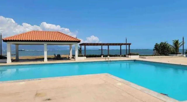 Апартаменты R & V Beach Front Vacation Home