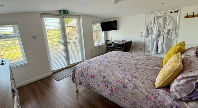 1 Bed Cabin-sleeps 2, Hot Tub, Garden, Pets, Views, Varaa Lomakoti Mökit kohteessa Merseyside, Mökki