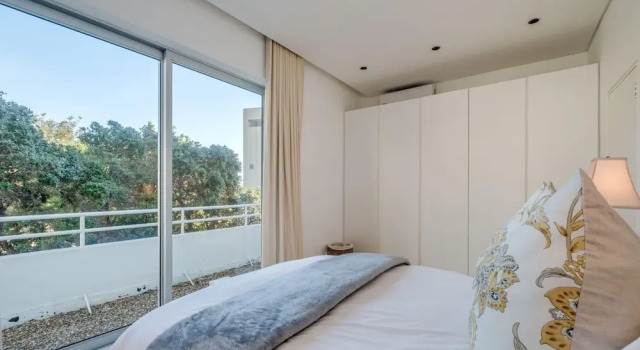 Six Bedroom Holiday Villa on Three Levels w Pool Silvertree, Забронировать Вилла Отели Cape Peninsula с парковкой, Парковка