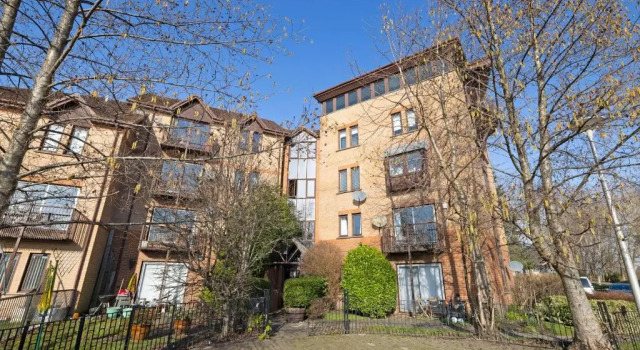 JOIVY Bright 3-Bed Flat Overlooking The Clyde, Забронировать Апартаменты/квартира Отели Glasgow & The Clyde Valley с парковкой, Парковка
