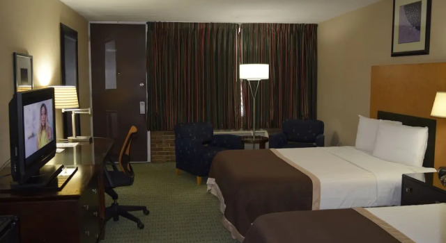 Четырёхместный номер Deluxe с видом на бассейн Landmark Inn