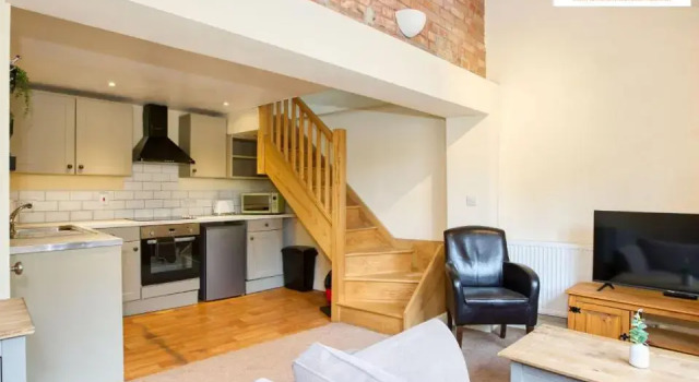 Cosy Contained Riverside 1bed - 2 Floors - Parking