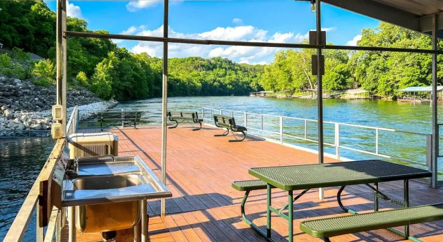 All-season Sunroom! Lakefront Gem 5 Mi to 76 Strip, Забронировать Апартаменты/квартира Отели Table Rock Lake с парковкой, Парковка