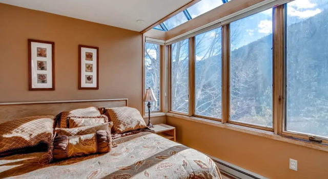 3bdr Condo-master Fireplace, Upgraded Kitchen, Kids Ski Free 3 Bedroom Condo by RedAwning