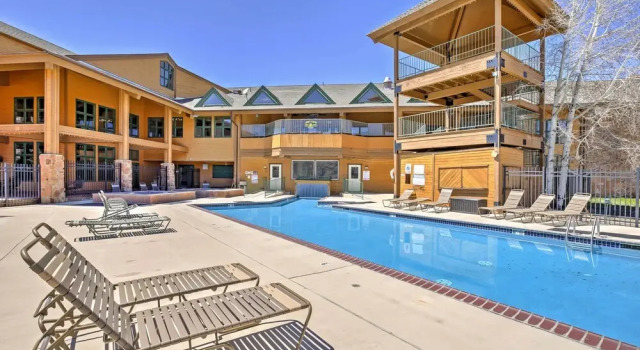 Granby Condo w/ Pool Access, Near Hiking & Skiing!, Забронировать Отель Отели Грэнби 3 звезды, рядом с Гольф-клуб Grand Elk, 3*