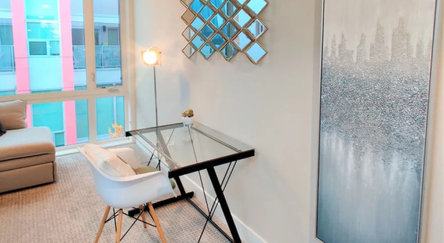 Номер Premium Monki Di Executive Suites - GLAS - Luxury Inner City Home 3 min to Downtown w Private Rooftop Patio Fireplace