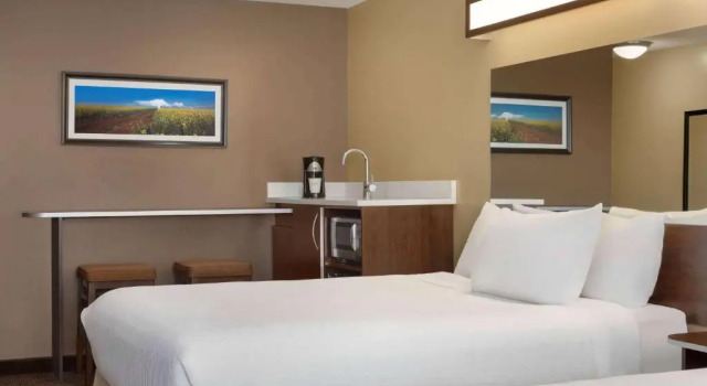Четырёхместный номер Business Microtel Inn & Suites by Wyndham Estevan