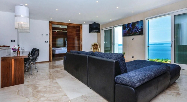 Awesome Home in Podstrana With Wifi and 8 Bedrooms, Rezerwuj Hotel Hotele w Split Region z parkingiem, Parking