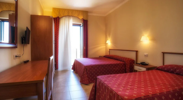 Трёхместный номер Standard Royals Gate Hotel