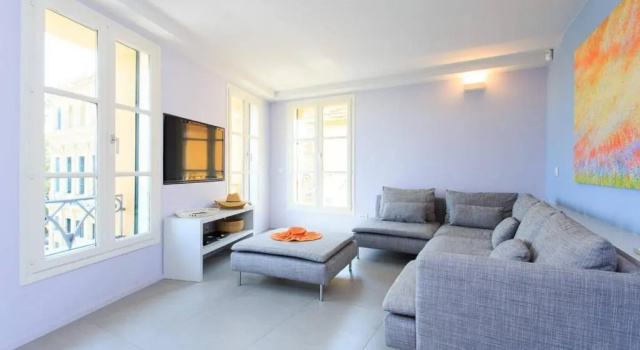 Pure & Chic 2beds/2baths in Centre!