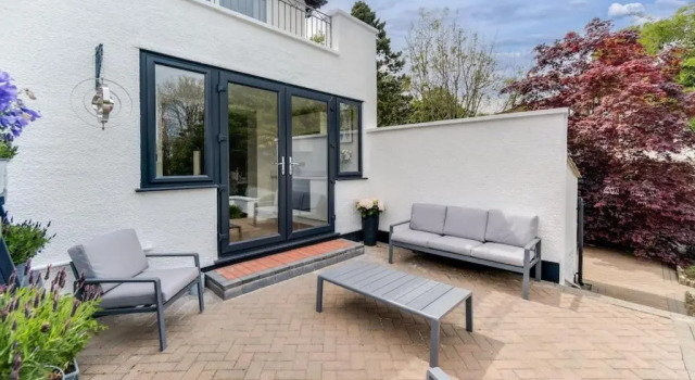 White Cottage Stunning Contemporary 2 bedroom 2 ensuite Annex with Hot Tub, Забронировать Дом для отпуска Отели Англии с бассейном, Бассейн