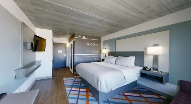 Четырёхместный номер Premium voco College Station Aggieland by IHG