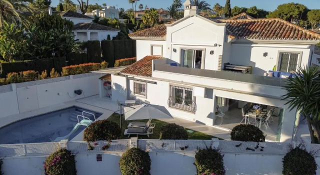 Villa encantadora junto a la playa en Los Monteros con seguridad 24 horas