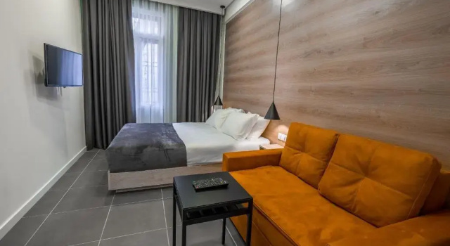 8 Rooms Apartotel On Meidan, Забронировать Отель Отели Тбилиси с парковкой, рядом с Церковь Метехи, Парковка