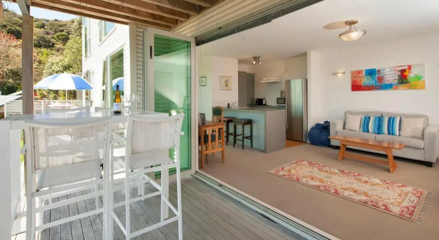 Robins Nest, Boek Hotel Russell 