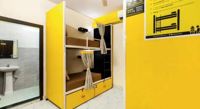 Кровать в общем номере The Hosteller Agra