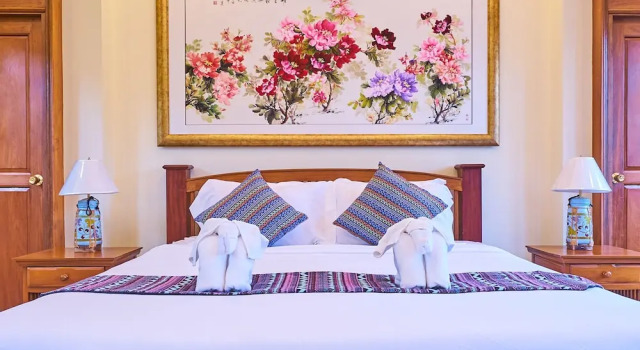 Люкс c 1 комнатой с балконом и с видом на сад HueanKhamHom Resort