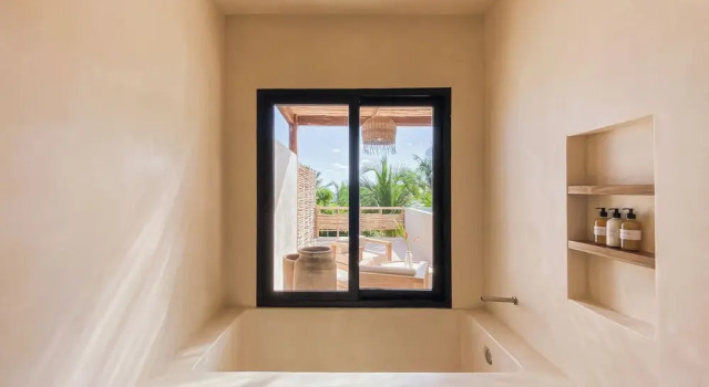 Студия Best-Located Beach Suite with pool.
