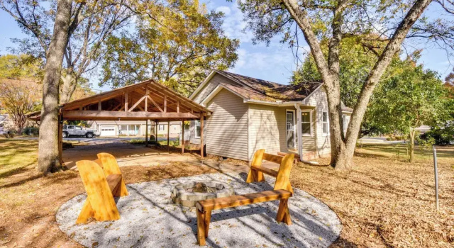 Tranquil Travelers Rest Home w/ Fire Pit!