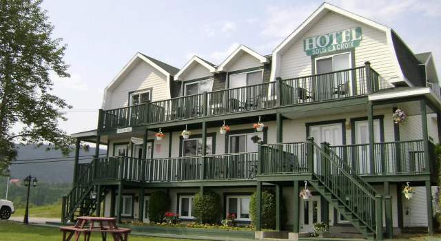 Hôtel Sous la Croix, Book Hotel Hoteller i Manicouagan med parkering, Parkering