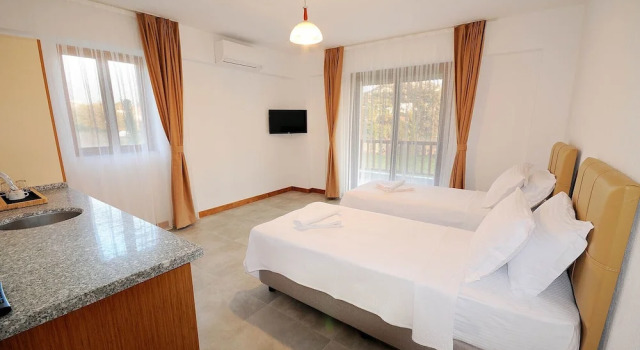 Люкс Comfort с 2 комнатами с балконом Karaincir Suit Otel