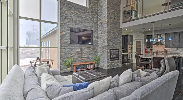 Luxe Brian Head Escape w/ Hot Tub & Mtn Views, Rezerwuj Hotel Hotele w Iron County z parkingiem, Parking