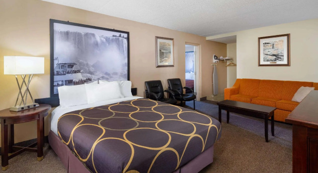 Четырёхместный семейный люкс с 2 комнатами Super 8 by Wyndham Niagara Falls by the Falls