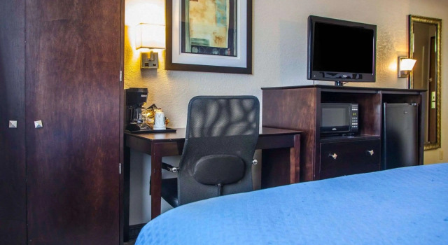Четырёхместный номер Standard Quality Inn & Suites Ankeny-Des Moines