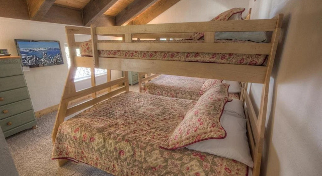 High Sierras Home is Fabulous All Year by RedAwning, Забронировать Отель Саут-Лейк-Тахо South Lake Tahoe Area, рядом с Ганбаррел Экспресс