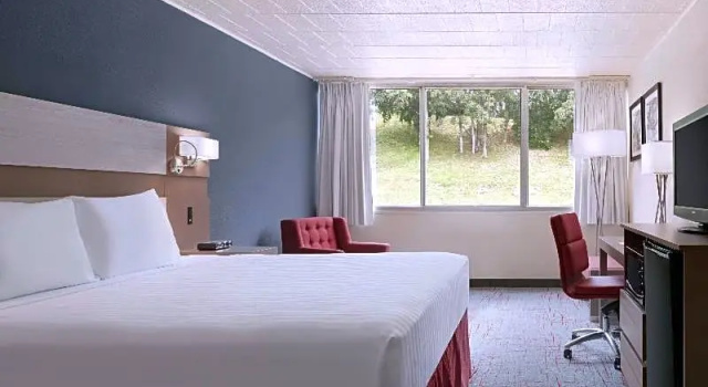 Двухместный люкс Deluxe Ramada by Wyndham Uniontown