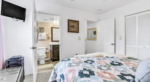 Breezy Townhouse With a Pool, hot Tub, Patio, Central AC, and Washer/dryer