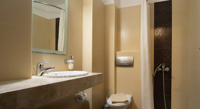 Люкс с видом на бассейн Golden Rose Suites